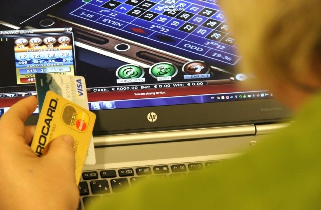 Bilde av en person som spiller pengespill på nett
